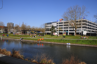 900242 Gezicht op het Paardenveld te Utrecht, met op het gras de aanduidingen voor het houden van anderhalve meter ...